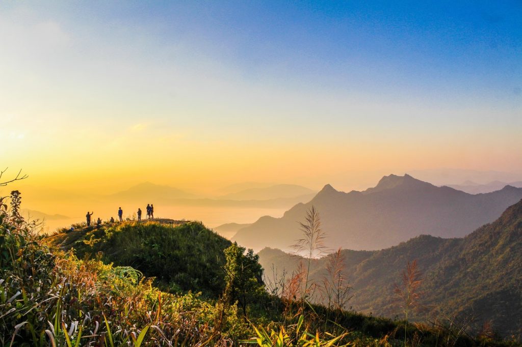 INDICAÇÕES Photo Of People Standing On Top Of Mountain Near Grasses 733162 1024x682 1